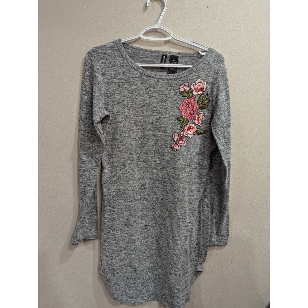 Grey long sleeve crew neck top w/pink embroidered applique by Kristen Nicole, M